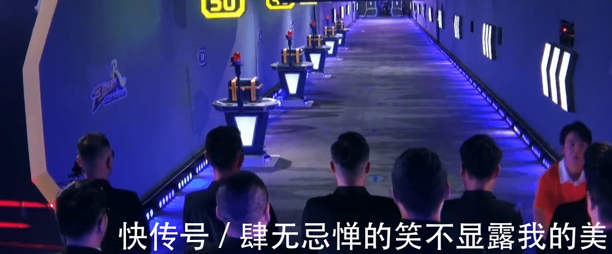 跑男团|郭麒麟有多幽默《奔跑吧》黑衣人努力憋笑，看样子快忍不住了