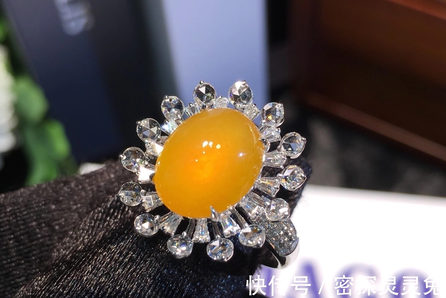 手镯#它自带高贵被称为“金翡翠”,如阳光般的温暖,给人庄重典雅之感