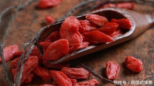 降临|每天坚持嚼几粒枸杞,一段时间后,4件“喜事”悄悄降临!