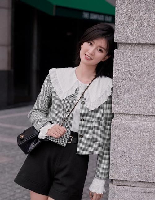 厉害了乔欣，荷叶边衬衫配修身裤勒出巴掌腰，“漫画腿”真实存在