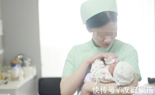 夫妻俩|请保姆后儿子天天喊“好困”,爸妈查看监控后,塞给保姆5万块钱