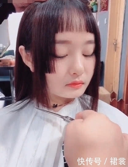 流海|大额头女孩理发,剪完新式流海后让人叹服,秒变小仙女