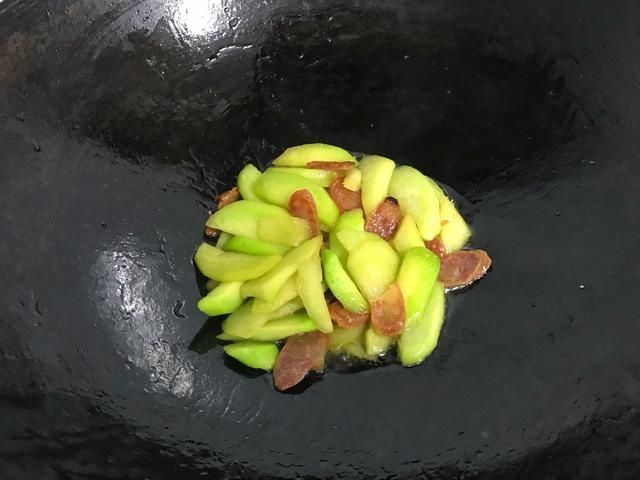 天气转凉，这碱性蔬菜要多吃，和腊肠一起炒，鲜香入味又下饭