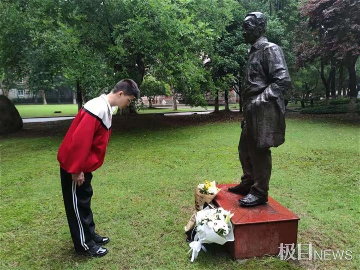 武汉四中|市民自发到袁隆平母校武汉四中吊唁，78岁老校友含泪填词