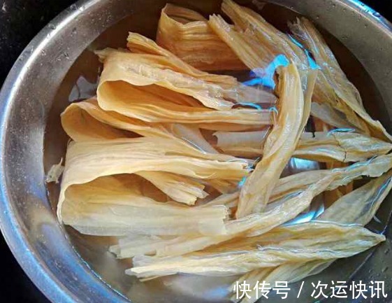 泡腐竹时,是用冷水还是热水很多人做错,难怪腐竹干硬不入味