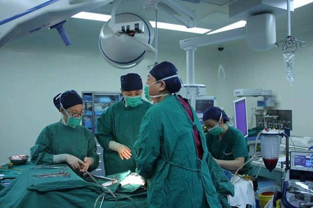 新生儿|宝宝出生后的10几分钟,在“折腾”什么原来他比妈妈更忙