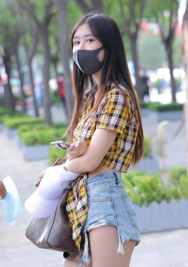 衬衫|格子花纹的短款衬衫搭配短裤,干净优雅,清纯灵动