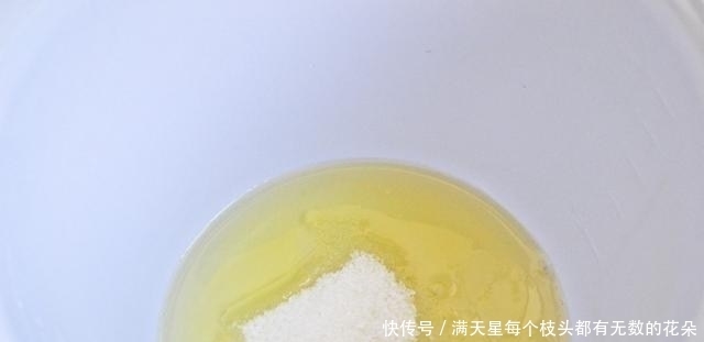 玉米面加入鸡蛋,搅一搅,蒸一蒸,咬一口松软可口,比蛋糕健康