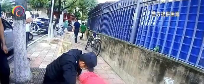 民警|男子发病跌倒在地 警民齐救助