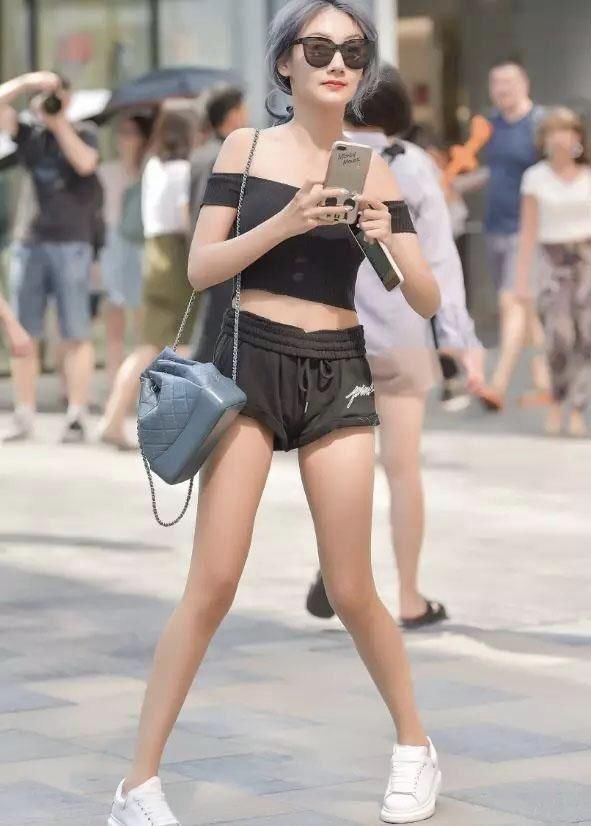 与上面|夏日如何穿搭的清凉时尚一字肩短衫+牛仔短裤,知性又显气质