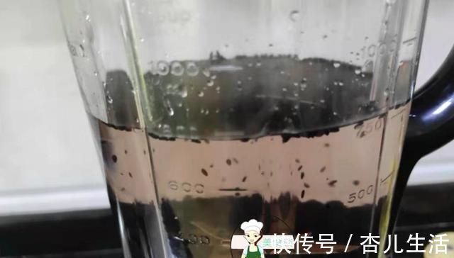 白头发最怕这黑色食材,一碗成本几块钱,常喝气色好,白发变少了