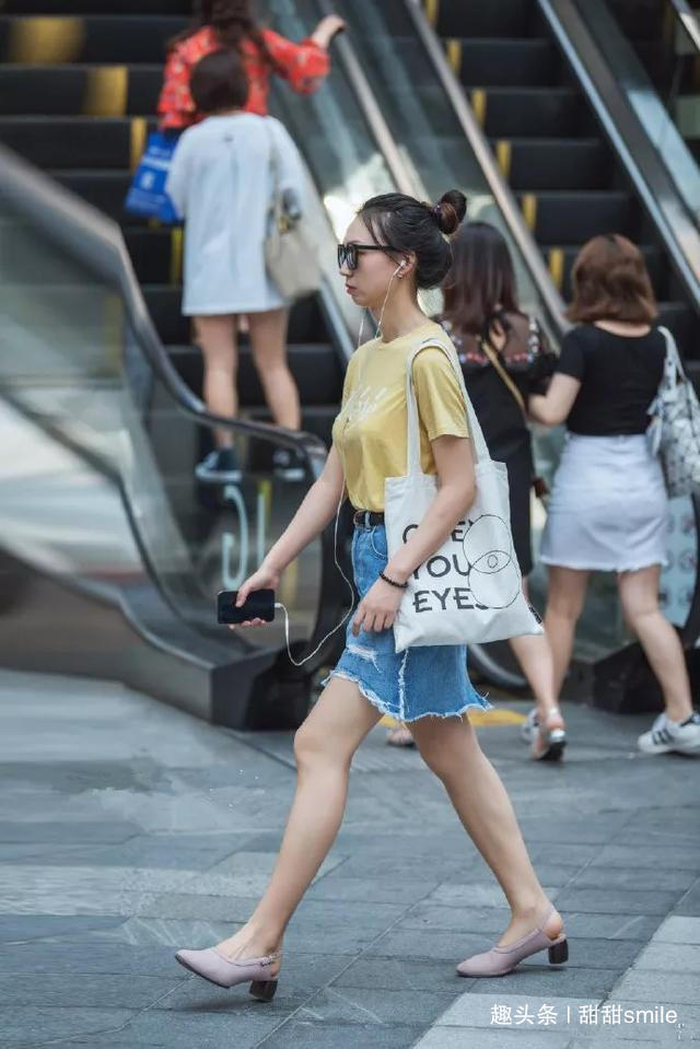 小姐姐 美女脚上搭配着一双一字带的高跟凉鞋，在夏日街头显得格外的迷人