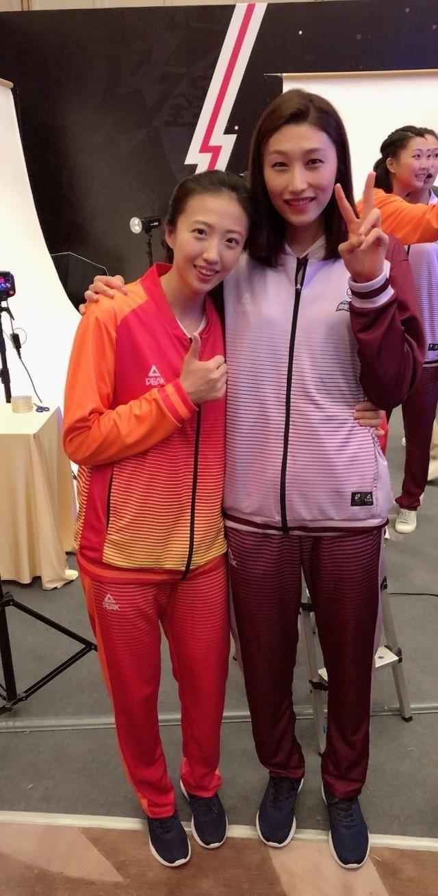 全明星赛|女排全明星赛海报出炉丁霞稳居C位!不带外援玩被猛烈吐槽~