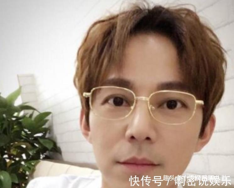 节目录制失控,何炅离席,成龙一脚踹向主持人,网友却说解气