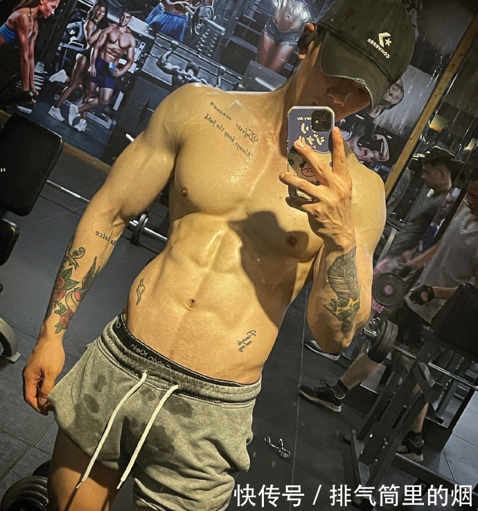 自律|健身房里披荆斩棘的哥哥，腹代表自律，背代表毅力，胸代表力量！