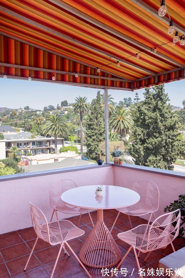 住进|比大白墙耐看，这个出租屋的墙面设计，仿佛住进了电影里