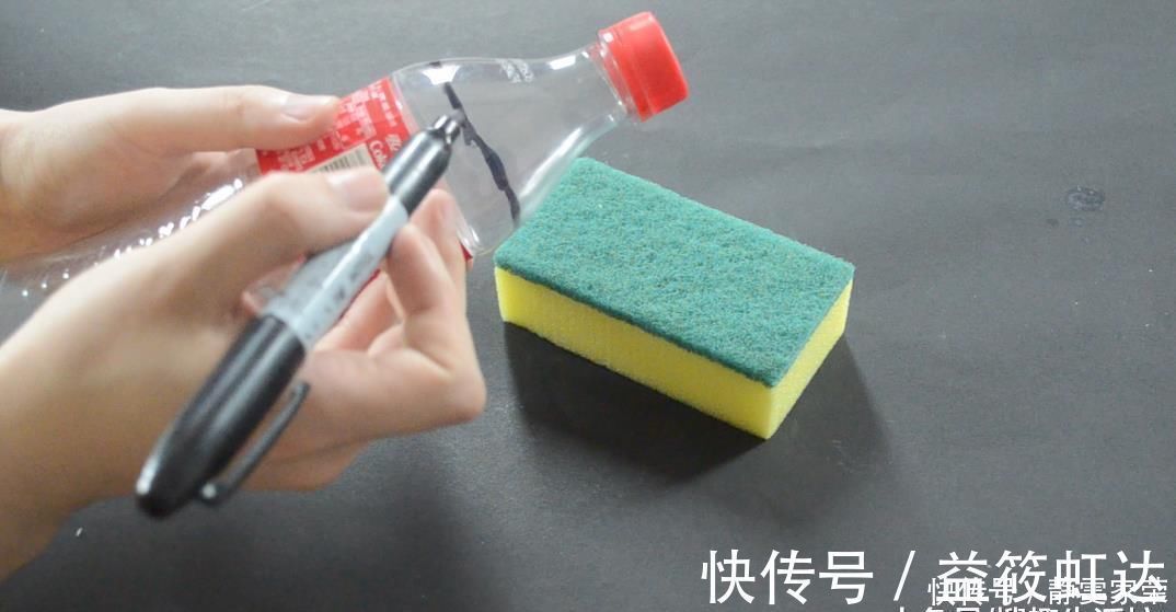 把塑料瓶粘在百洁布上, 放在厨房超实用, 解决了家家户户困扰的难题