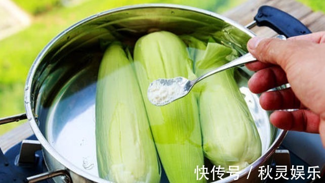 煮玉米时,水里多加2样调料,煮熟后更营养,口感软糯,又香又甜