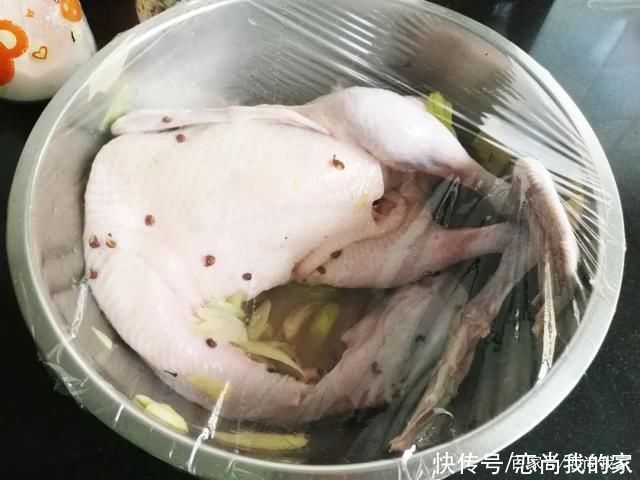鸭肉|夏天适合吃鸭肉，鸭肉这样做香酥入味，我们家每次做一只还不够吃