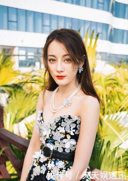 脸上这4处有“窝”的女人,天生就是“美人胚子”,看看你有没有