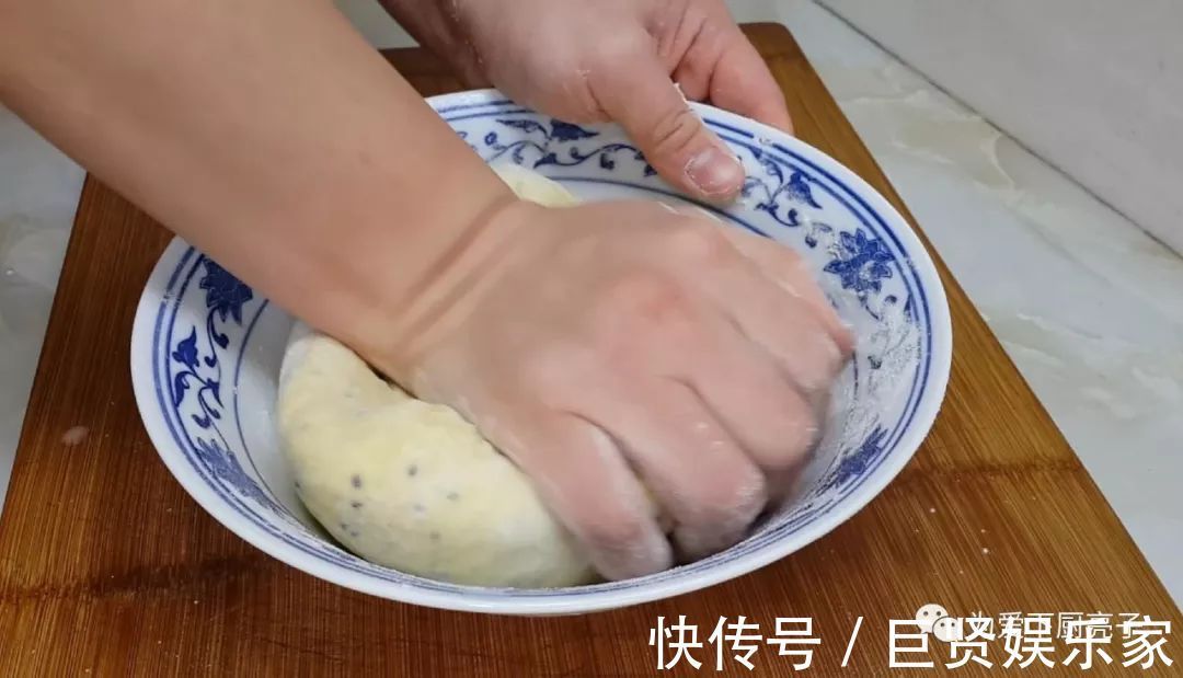1斤面粉，4个鸡蛋，锅里炒一炒，教你做创意小零食，比麻花都好吃