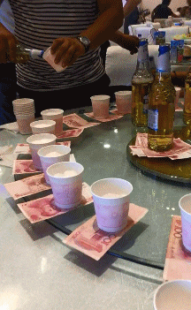 |搞笑GIF：姑娘 能不能告诉我你是怎样坐进去的