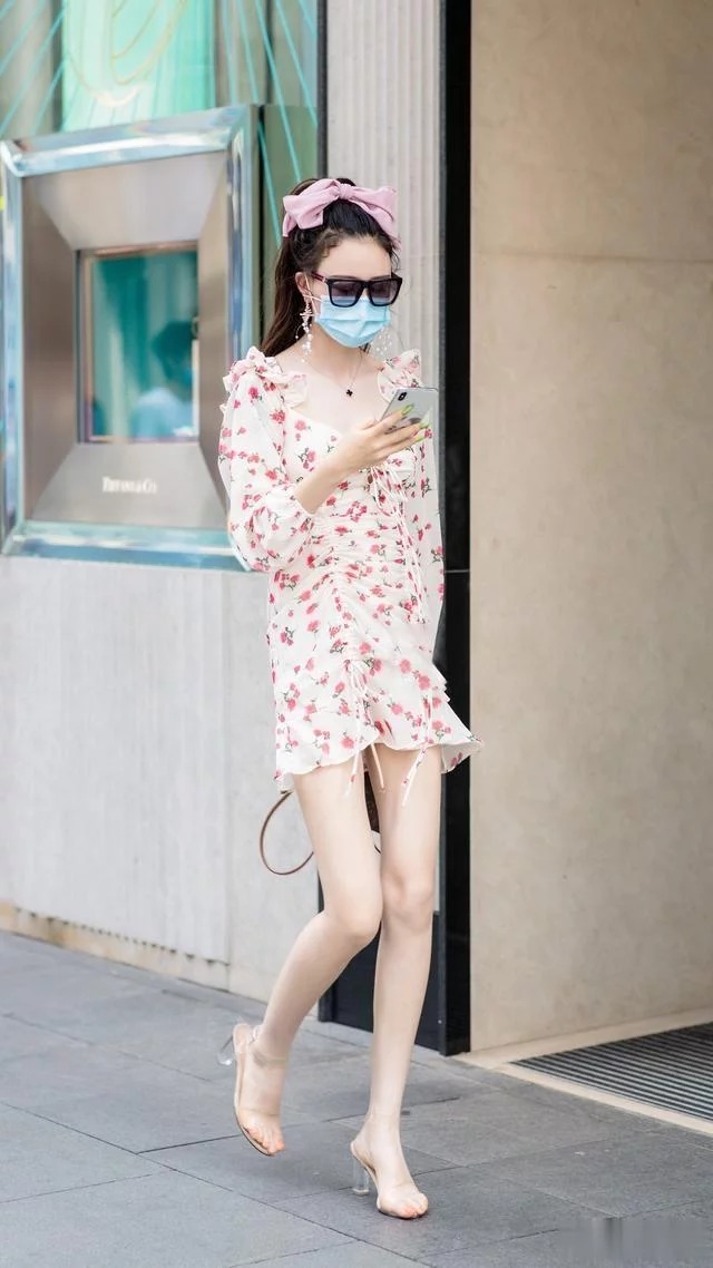 小碎花裙子, 看起来是那么的清纯