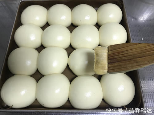 最近超火的面包做法,只需一次发酵,面包蓬松暄软,放3天也不硬