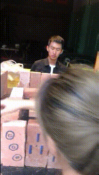 |搞笑GIF:坐地铁时对面坐着一位漂亮的外国妹子,我要搭讪吗