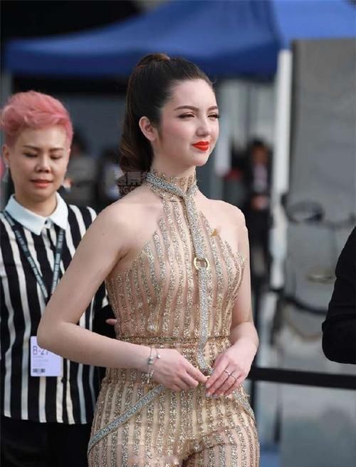 街拍成熟丰腴,大方得体的美女,非常的惹眼