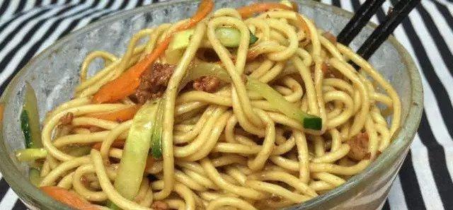 做法|炸酱面正确做法，很多人第一步就错，学会全家早餐不用买