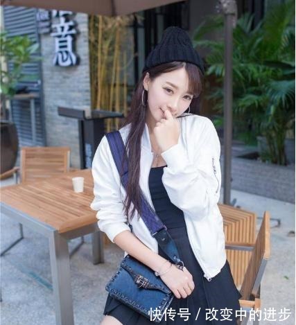 外套 白色休闲外套搭配黑色连衣裙,简洁优雅,玲珑有致!