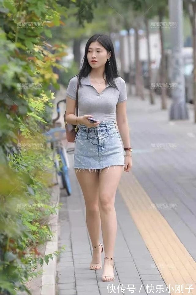 针织短袖 灰色针织短袖搭配牛仔半身裙清爽又时尚,这样的穿搭值得借鉴吗?