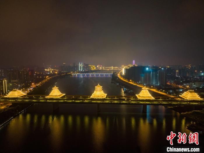 打卡桥|广西柳州万吨跨江风雨桥通车 成“网红”打卡桥