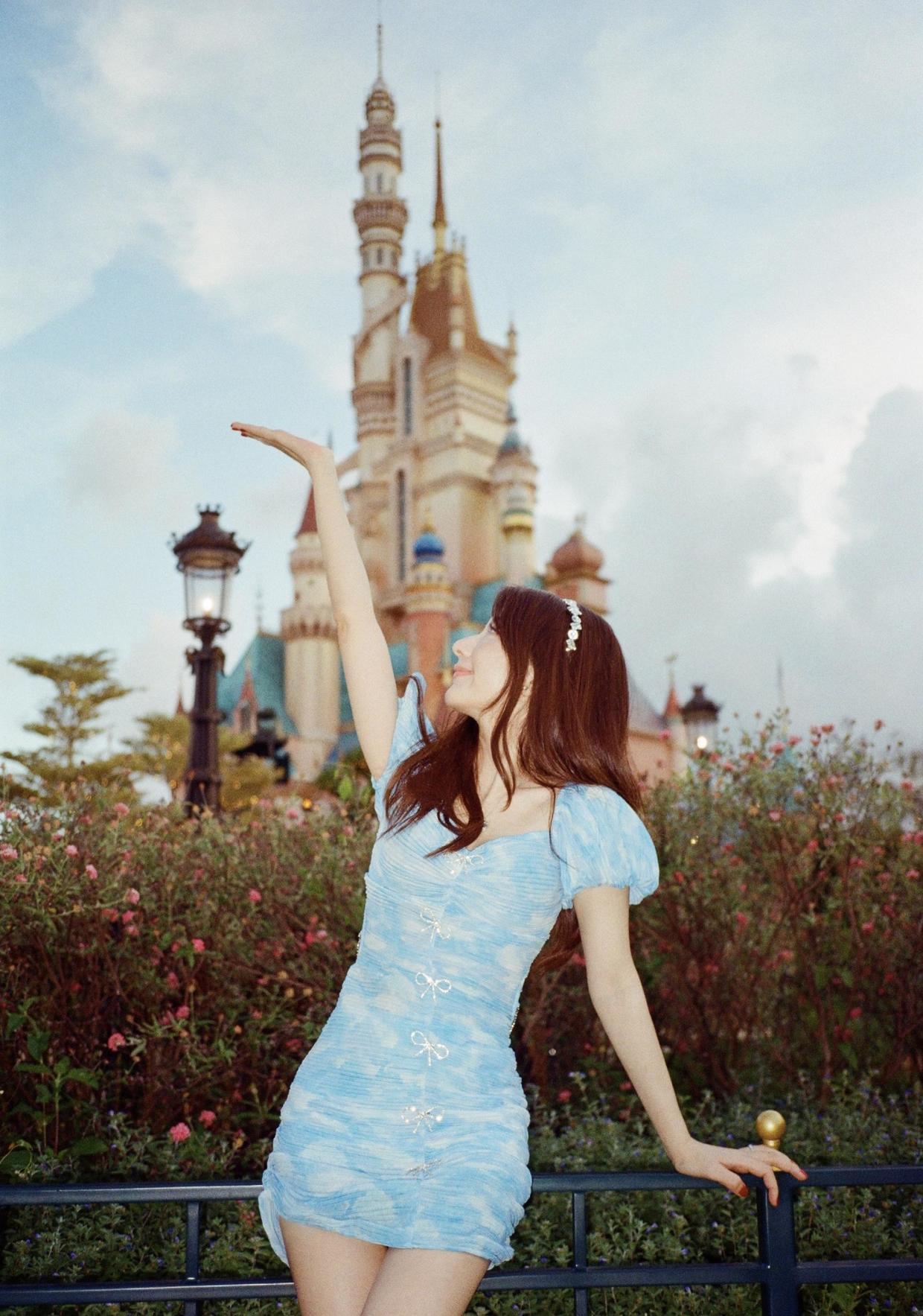 穿搭|方媛不愧是“天王嫂”,日常出行穿baby蓝色针织套装,温柔又减龄