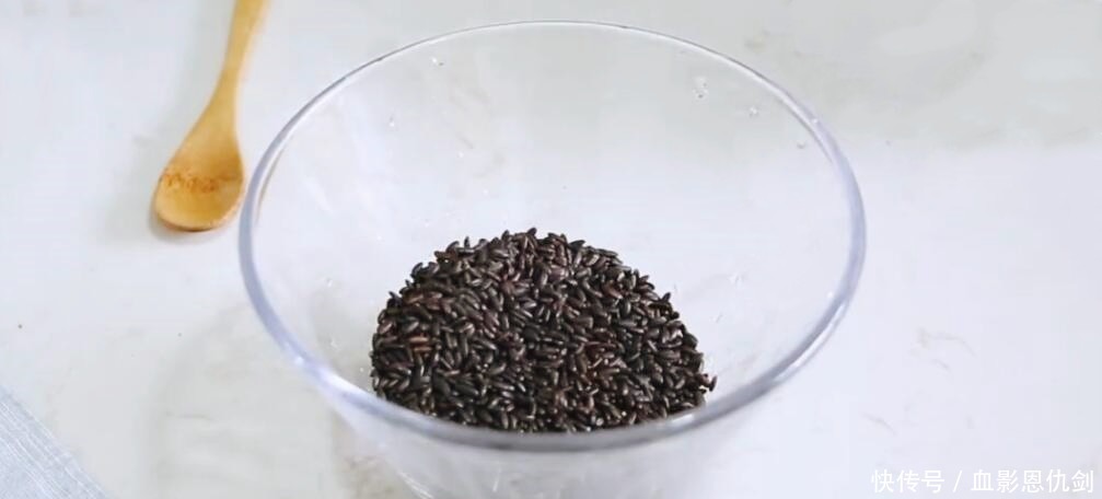 白发最怕这食材,隔天吃一回,头发乌黑亮丽,人人见了都夸漂亮!