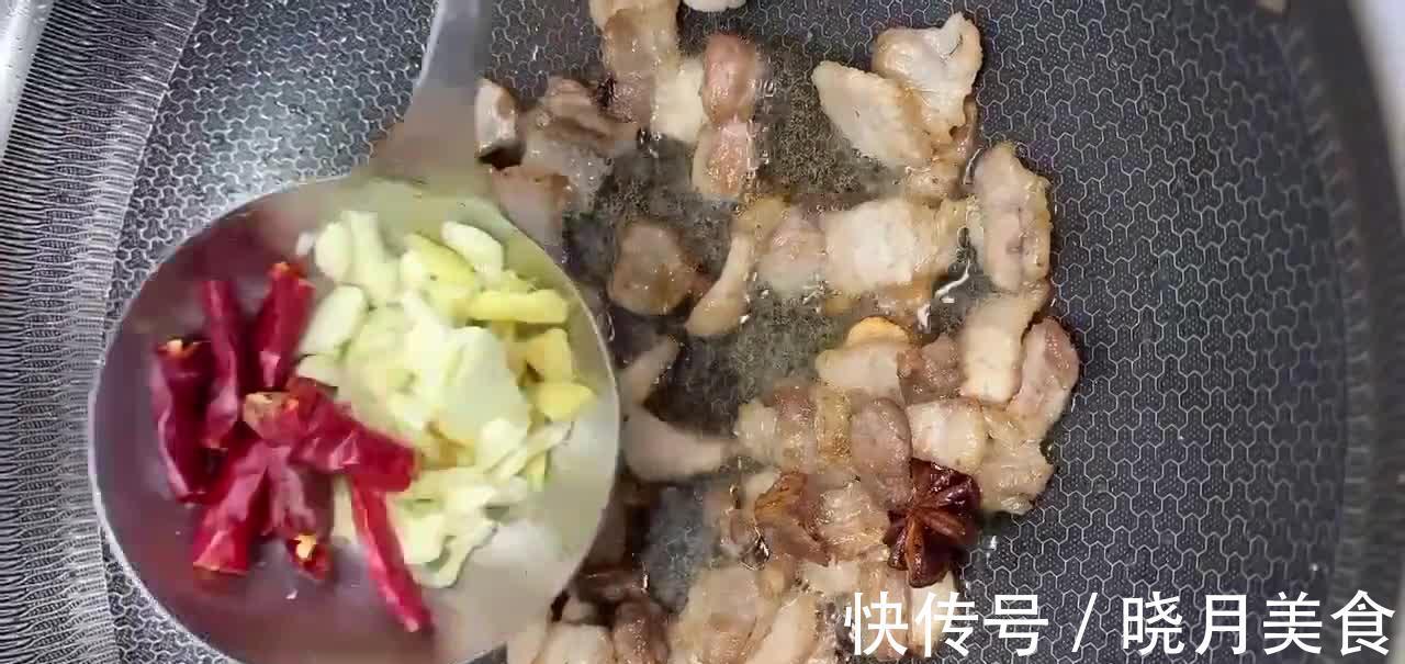 家常版辣椒炒肉,辣椒香辣脆爽,肉片肥而不腻,既解馋又美味
