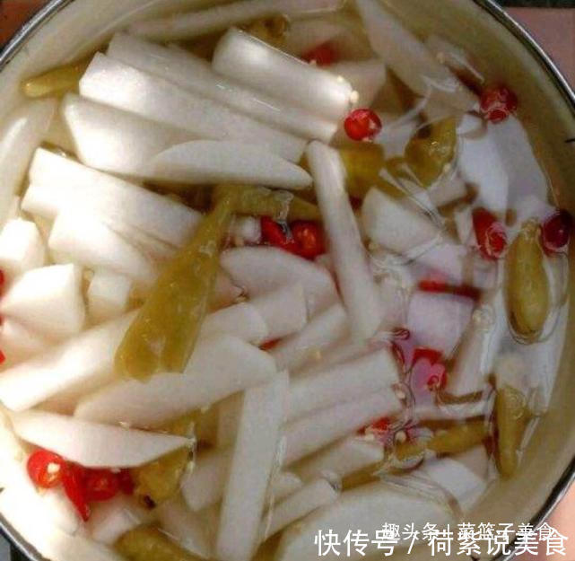 现在腌萝卜最合适，不放盐不放水，一天就可以吃，爽脆入味超下饭