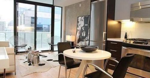 隔断|客厅和阳台别再做隔断了，聪明人都装成这样，美观又实用