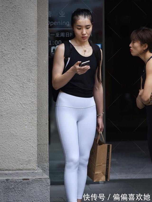 瑜伽裤 黑色衬衫搭配白色瑜伽裤,经典百搭,轻松展现时尚气质!