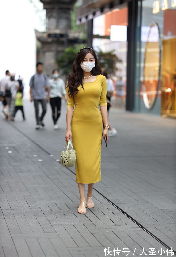 阔腿裤|美女街拍:小姐姐虽然是黑色的穿搭,但是这搭配真的很显身材,百搭不挑身材