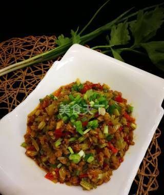 它的味道不亚于豇豆的芹菜肉末,是拌饭面条的好搭档