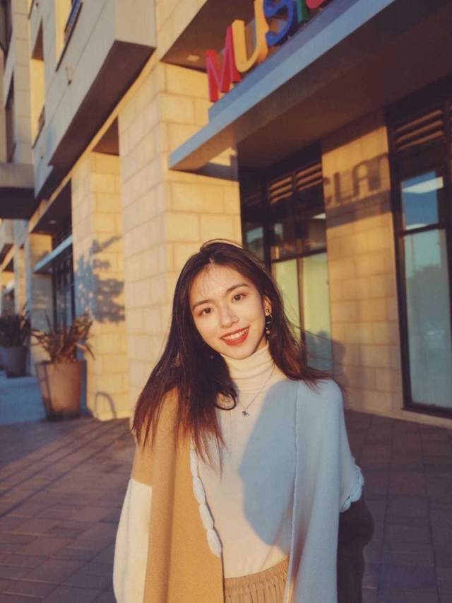 针织衫|25、35岁的韩系穿搭技巧分享,针织衫搭配百褶裙,精致高级又优雅