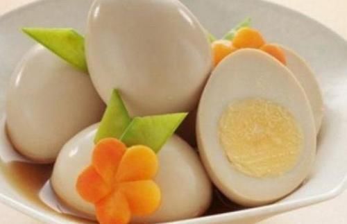 鸡蛋|每天吃一个鸡蛋的人,与不吃鸡蛋的人有何不同?医生给出合理解答