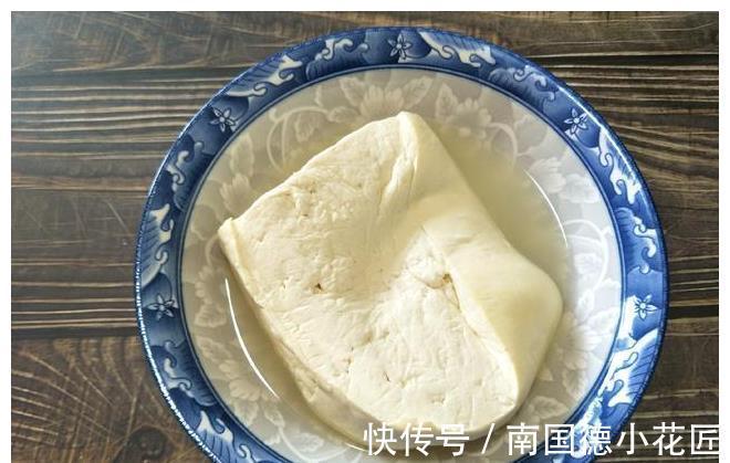 豆腐|白菜炖豆腐，万不可把豆腐和白菜的顺序放错，否则味道不香汤不白