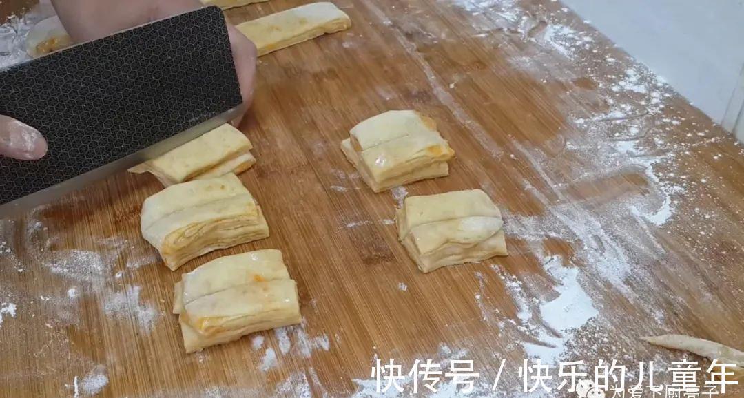 蕉叶不要买着吃了，教你一种新吃法，焦脆香甜，全家老少都抢着吃