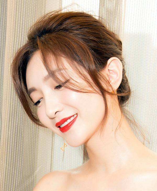 唇部 女生秋天涂口红时,要记住这3个习惯,好看显白又气质