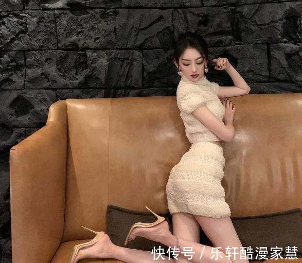 圣诞大战|她因坐詹姆斯身边爆红,模特身材明星颜值,脱下口罩美艳