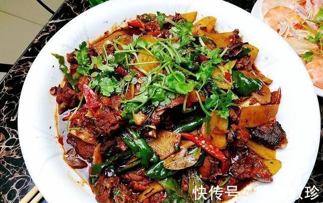 儿子|儿子领女友回家过年，看看妈妈做的年夜饭，网友这是想当婆婆了