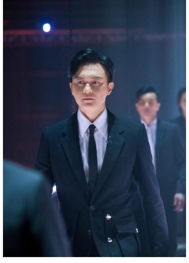 礼物|陈小春讨好周延小弟弟布瑞吉背后,透着过气港星北上的无奈和心酸